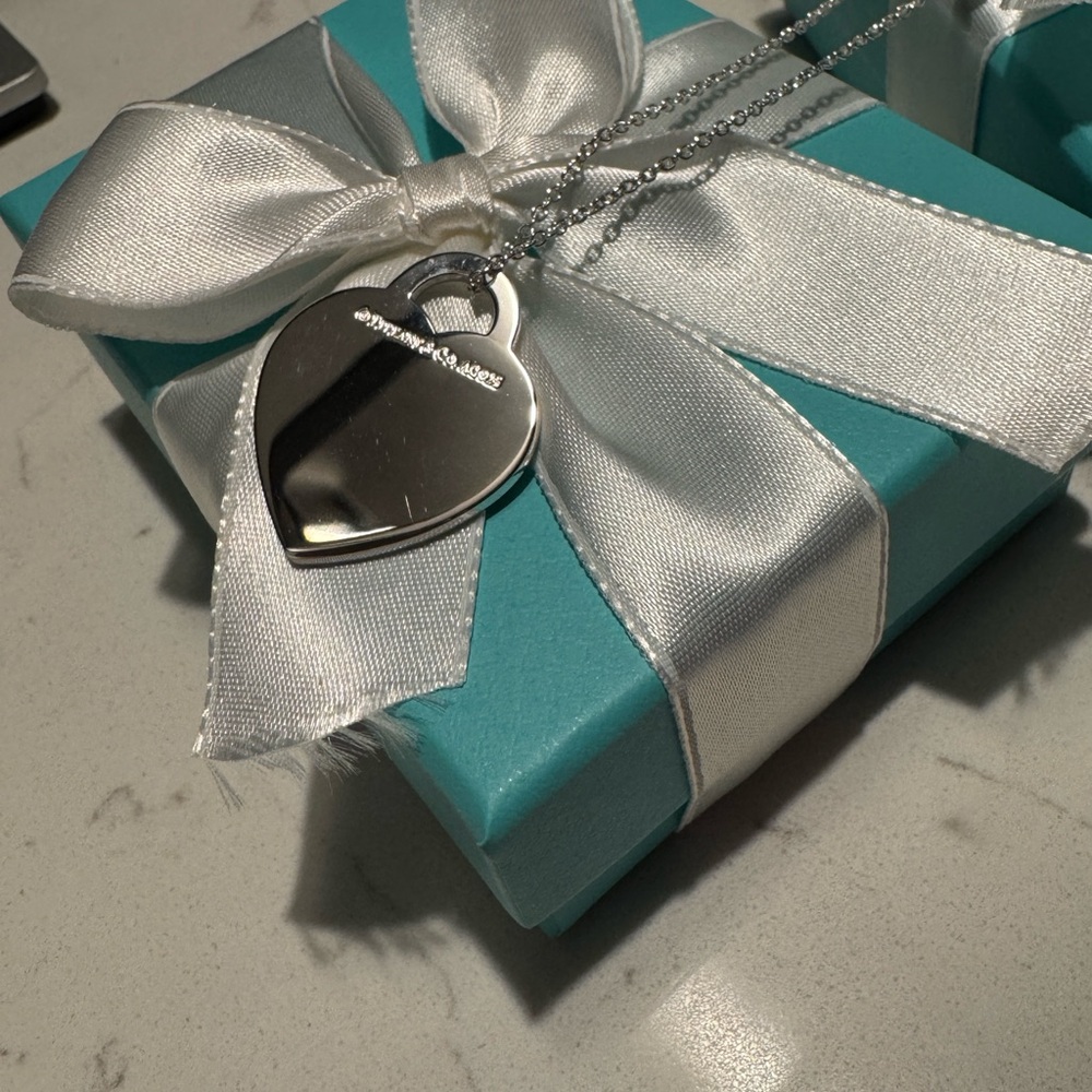NEW! Authentic Tiffany and Co. Large Heart Arrow Pendant - Picture 4 of 6
